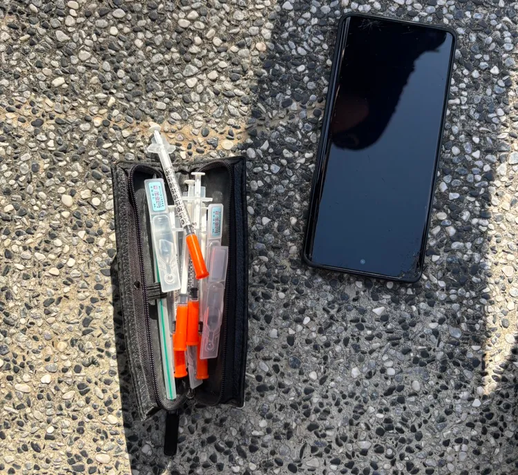 警方起出毒品注射器。楊梅警分局提供