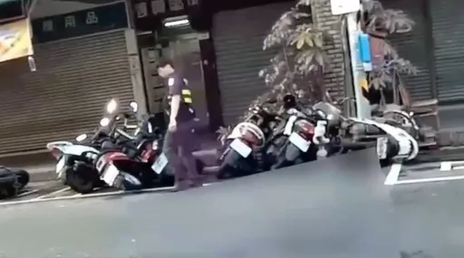 機車當骨牌玩！美籍男酒後失控狂推機車畫面曝　8車倒地恐挨告賠償