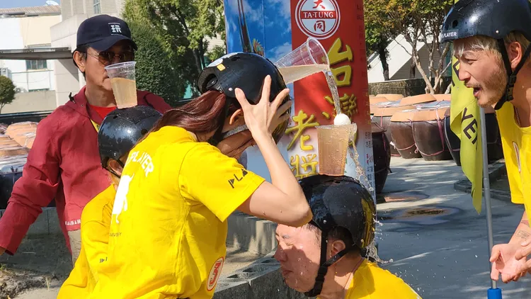 趙正平（右下）玩遊戲，因重心不穩與平衡感不佳，慘遭「洗臉」，眼睛睜不開。《綜藝玩很大》