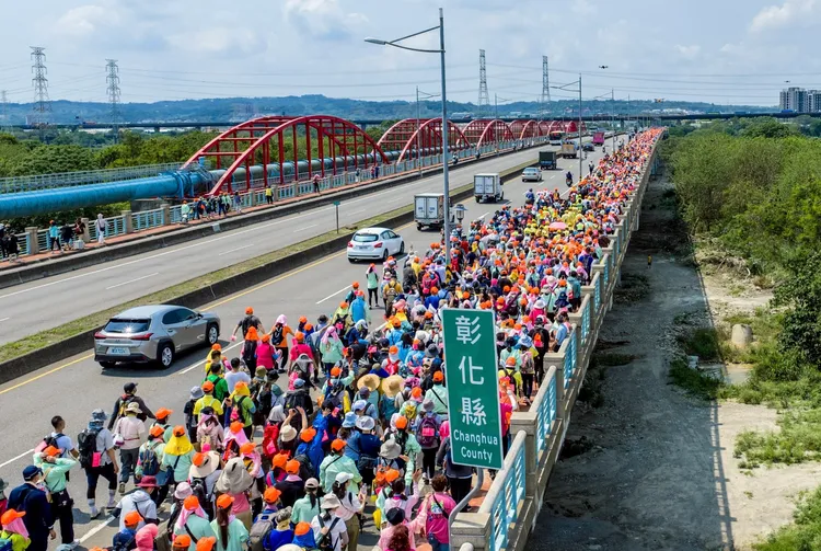 白沙屯媽鑾轎今天上午穿過大度橋，從台中進入彰化。大雄空拍提供