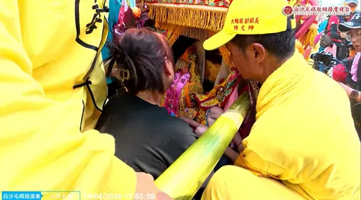 「粉紅超跑」到彰化！母抱重病子求保佑　白沙屯媽「這動作」大家都哭了