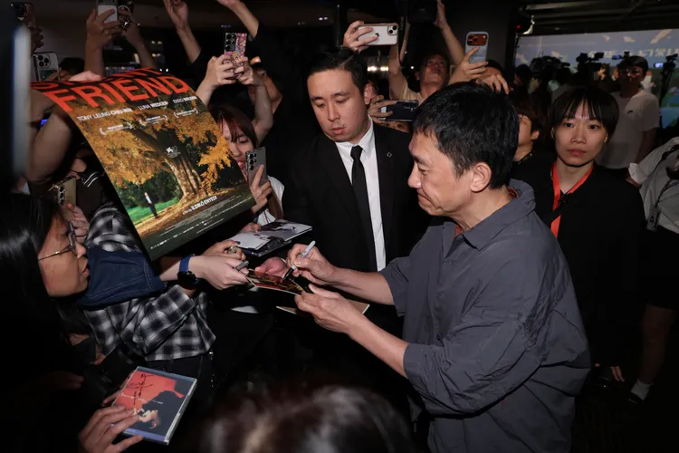 梁朝偉親切幫影迷簽名。莊宗達攝