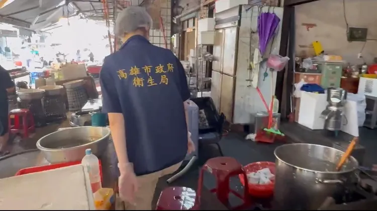 衛生局前往市場春捲攤位稽查，6日已有12名患者初步檢驗結果均為沙門氏菌陽性。翻攝畫面