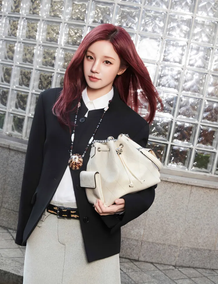 宋雨琦演繹抽繩款式的Charlie肩背包。品牌提供