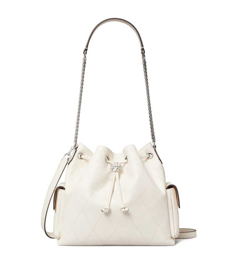 TORY BURCH Charlie菱格絎縫束口肩背包，2萬3900元。品牌提供