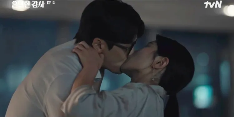 申惠善劇中觀察到次長和同事有一腿，2人果然在辦公室偷吃。翻攝tvN