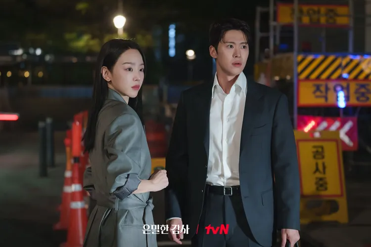 孔明（右）因申惠善被調組，誓言要摧毀她。翻攝tvN