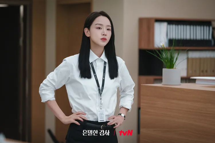 申惠善飾演女強人稽查室長。翻攝tvN