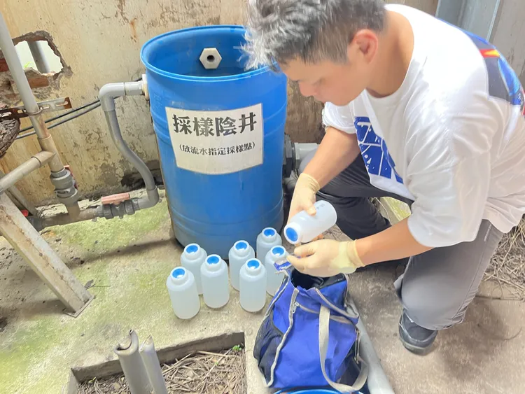水質採檢。環保局提供