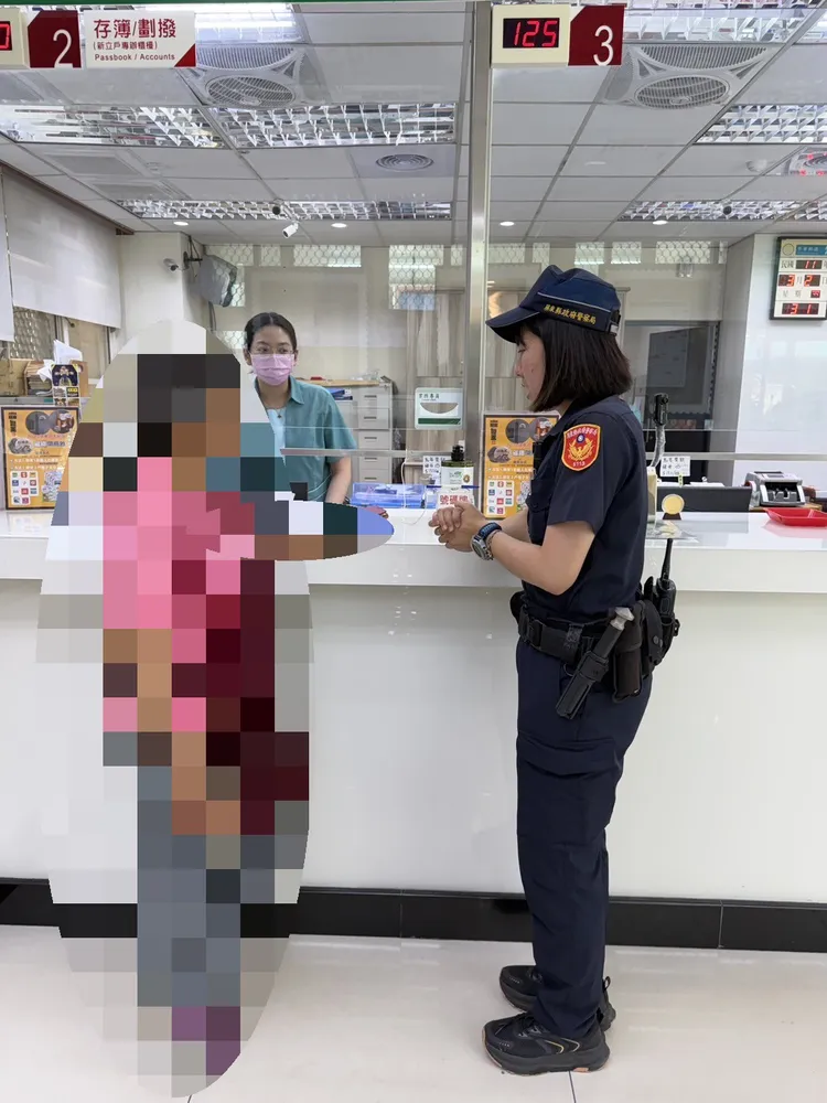 員警葉宜瑄說明詐騙手法，陳婦才恍然大悟，保住辛苦積蓄。翻攝畫面