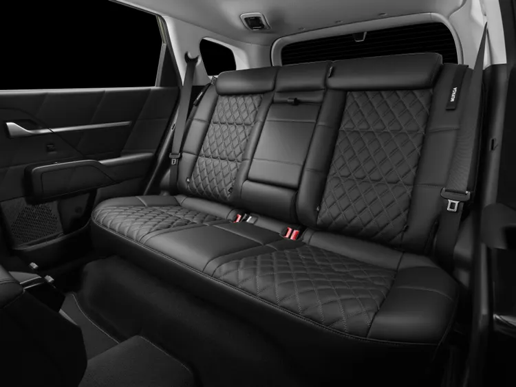 內裝則導入菱格紋座椅設計，並標配防水腳踏墊與後廂墊。業者提供