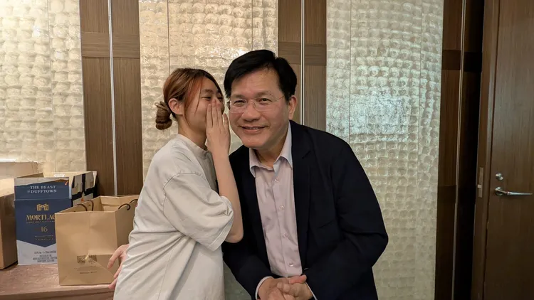 15年後兩人意外重逢，當年的小女孩已變身亭亭玉立的大學生。林佳龍臉書