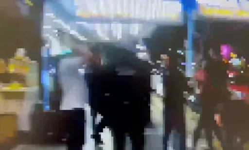 林森北酒店喝完門口鬧！4男咆哮碰撞警員　通通進派出所「冷靜」　