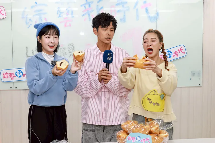 籃籃（左起）、阿翔、楊繡惠喜收紅豆金元寶慶功。民視提供