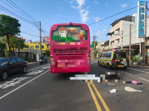 台南上班尖峰時刻出事！遊覽車、機車碰撞　女騎士當場死亡