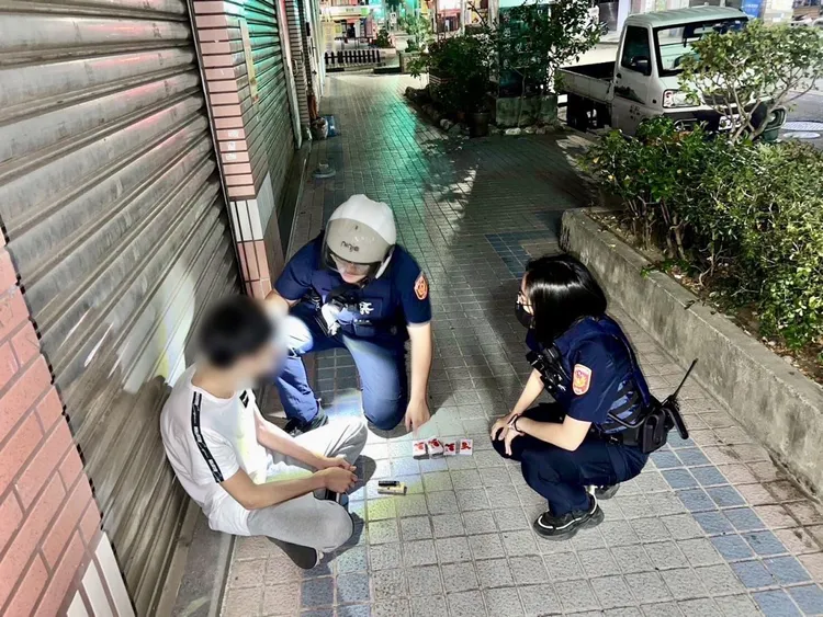 鄭姓女警（右）到警四分局服務約2年時間。民眾提供