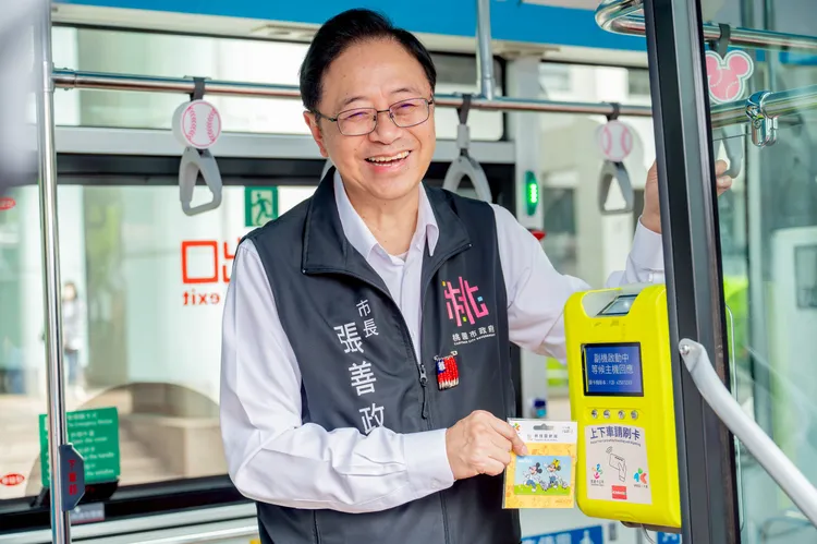 張善政出席記者會時持市民卡搭公車。桃園市府提供