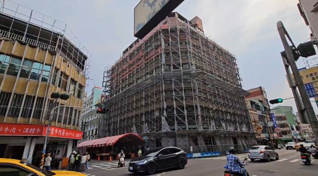 台南鬧區危建「來亞大樓」開拆 「最後一棟鬼屋」年底說掰掰