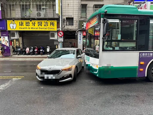 路口迴轉驚魂瞬間！公車攔腰猛撞轎車　女駕駛嚇到發抖