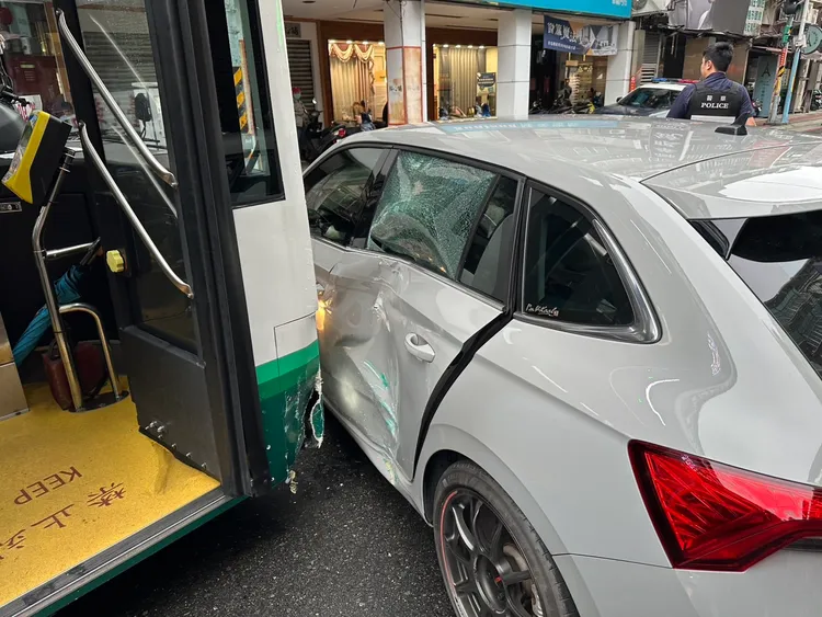 猛力撞擊下，小客車後方車門鈑金凹陷、車窗玻璃碎裂，女駕駛嚇壞了。翻攝畫面