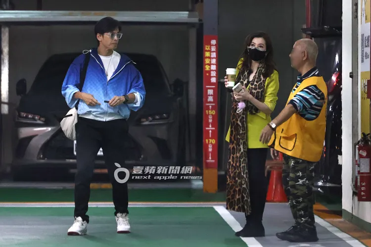 Gino（左）穿藍色外套下車戴上墨鏡，造型搶眼。特勤中心攝
