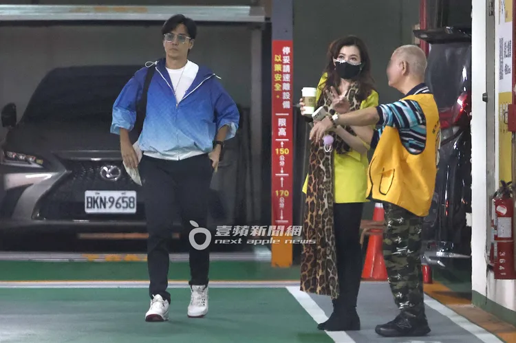 Gino（左）和廖家儀到馬偕醫院地下停車場。特勤中心攝