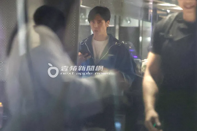 Gino邊聽音樂邊開始在跑步機上慢跑。特勤中心攝