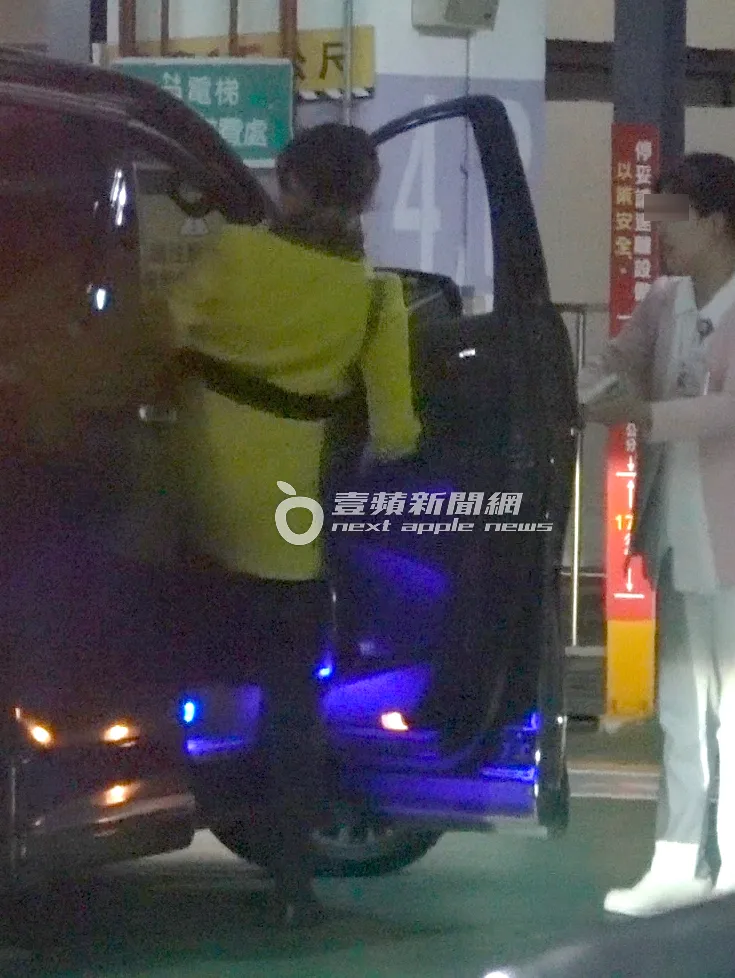 廖家儀坐上Gino的Alphard休旅車副駕駛座。特勤中心攝