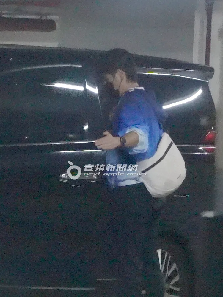 Gino繳完停車費坐上Alphard駕駛座，載廖家儀一起離開。特勤中心攝