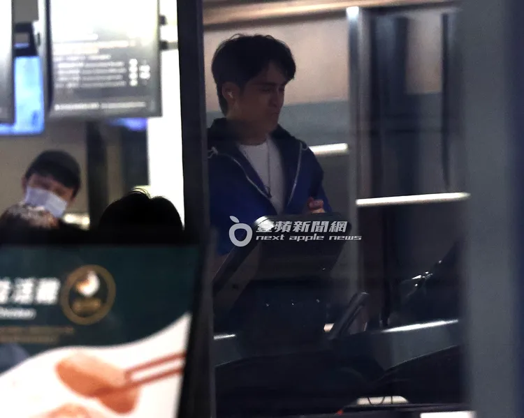 Gino一開出停車場就丟包廖家儀在路邊，自己到松山區selfroom workoutplace健身房跑步。特勤中心攝