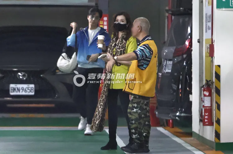 Gino（左）開Alphard愛車接廖家儀到馬偕醫院地下停車場。特勤中心攝