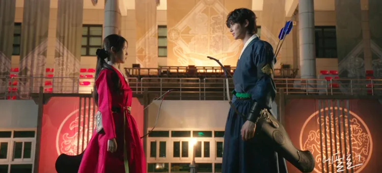 IU（左）劇中是邊佑錫的王室學校學妹。翻攝Disney+