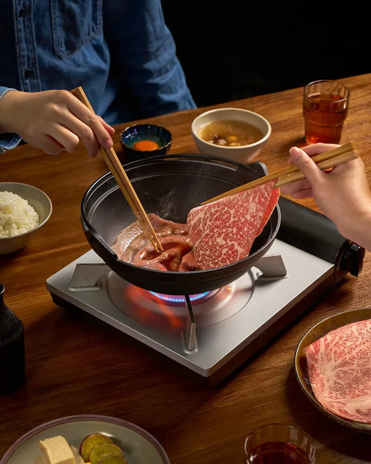 Extension 1 by 橘色壽喜燒宅配，內含頂級肉品外，亦能盡享多樣鍋料湯品風味，更附贈一枚鑄鐵壽喜鍋。業者提供