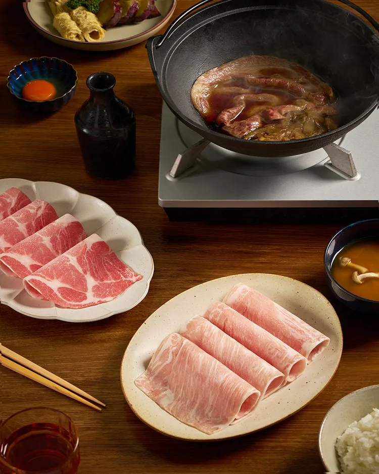 選用台灣豬梅花與加拿大松阪豬的「特選豬肉盛合」，兼具豬梅花的軟嫩與松阪豬的Q彈，為壽喜燒帶出層次鮮明的口感。業者提供