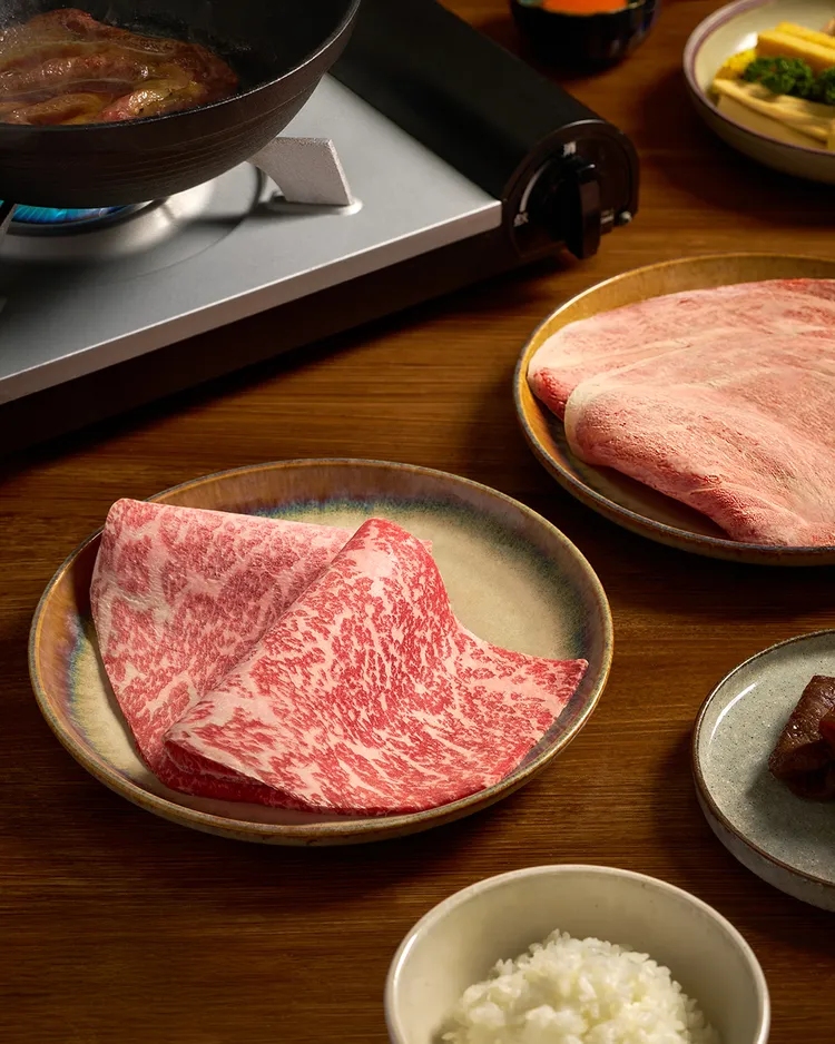 「日本A5和牛盛合」選用肋眼及霜降部位，帶來入口即化的細緻以及略帶嚼勁的肉香，入鍋煎炙或涮煮皆能品嚐頂級美味。業者提供