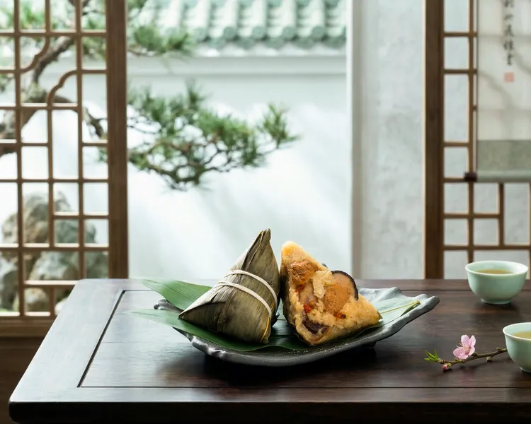 「麻油雞肉猴頭菇粽」是主廚溫潤食療力作，讓糯米完整吸收麻油芬芳與鮮雞甜潤，在仲夏呵護每一份團聚心意，每顆298元。台北遠東香格里拉提供