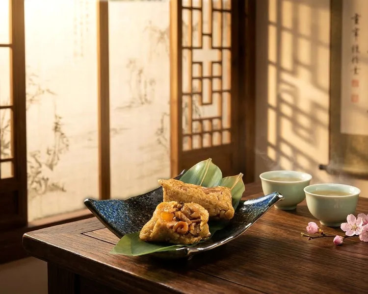 「五福粽」層層堆疊出古早懷舊韻味，嚴選豬肉、乾魷魚與鹹蛋黃，重現記憶中最誠摯的經典鹹香，每顆298元。台北遠東香格里拉提供