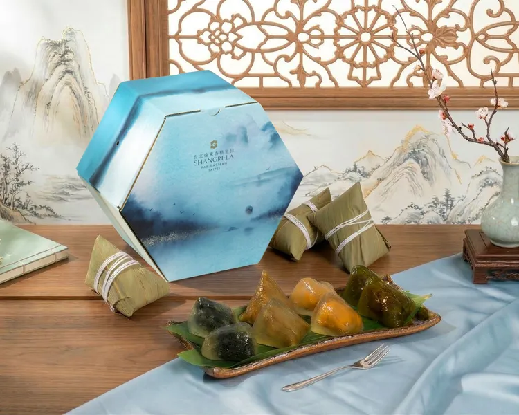 「沁涼冰粽組」專為炎夏打造，以糯米粉製成如軟玉般細膩的外皮，集結紅豆與伯爵拿鐵等四款口味共八顆，每盒890元。台北遠東香格里拉提供