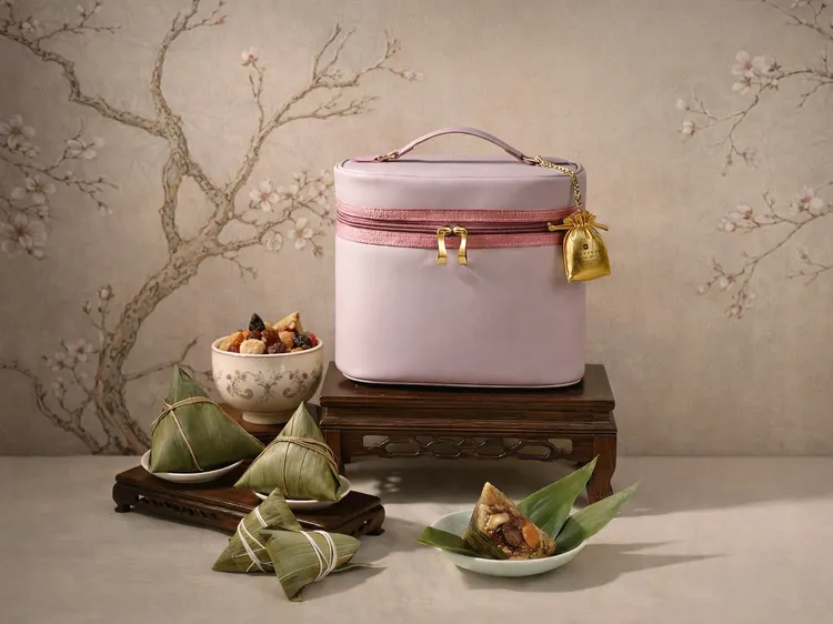 「極致豪華海陸組」以粉紫色化妝包盛裝，腰身綴有金色小香包更顯精緻。集結「鮑魚海鮮粽」與「醬燒牛肉蛋黃粽」等五顆美粽，每組1688元。台北遠東香格里拉提供