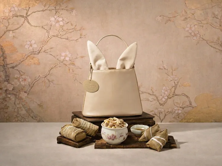 「粵式經典傳承組」襯上奶茶色兔耳包展現俏皮質感，備有「香宮主廚特製八神湯」湯包及四款口碑名粽，每組1588元。台北遠東香格里拉提供
