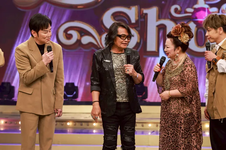 陽帆（左一）、白冰冰（右二）訪沈文程。民視提供