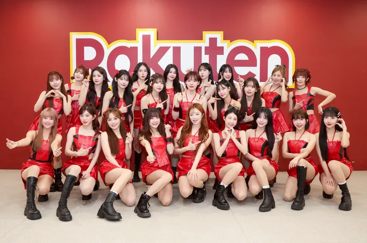 樂天女孩五本柱合體，首度在桃園主場應援表演。樂天桃猿提供