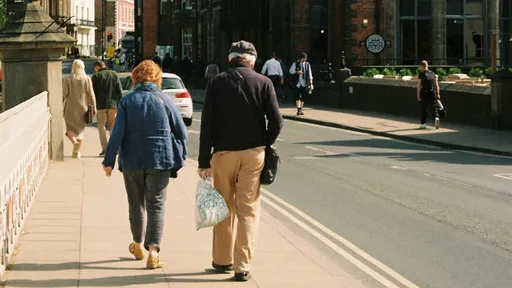70歲洋男被亞洲妹子當街猥䙝　目標不是他們的肉體