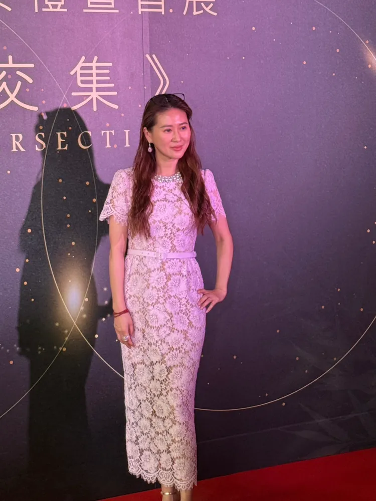 米凱莉不管兒子功課。王思穎攝