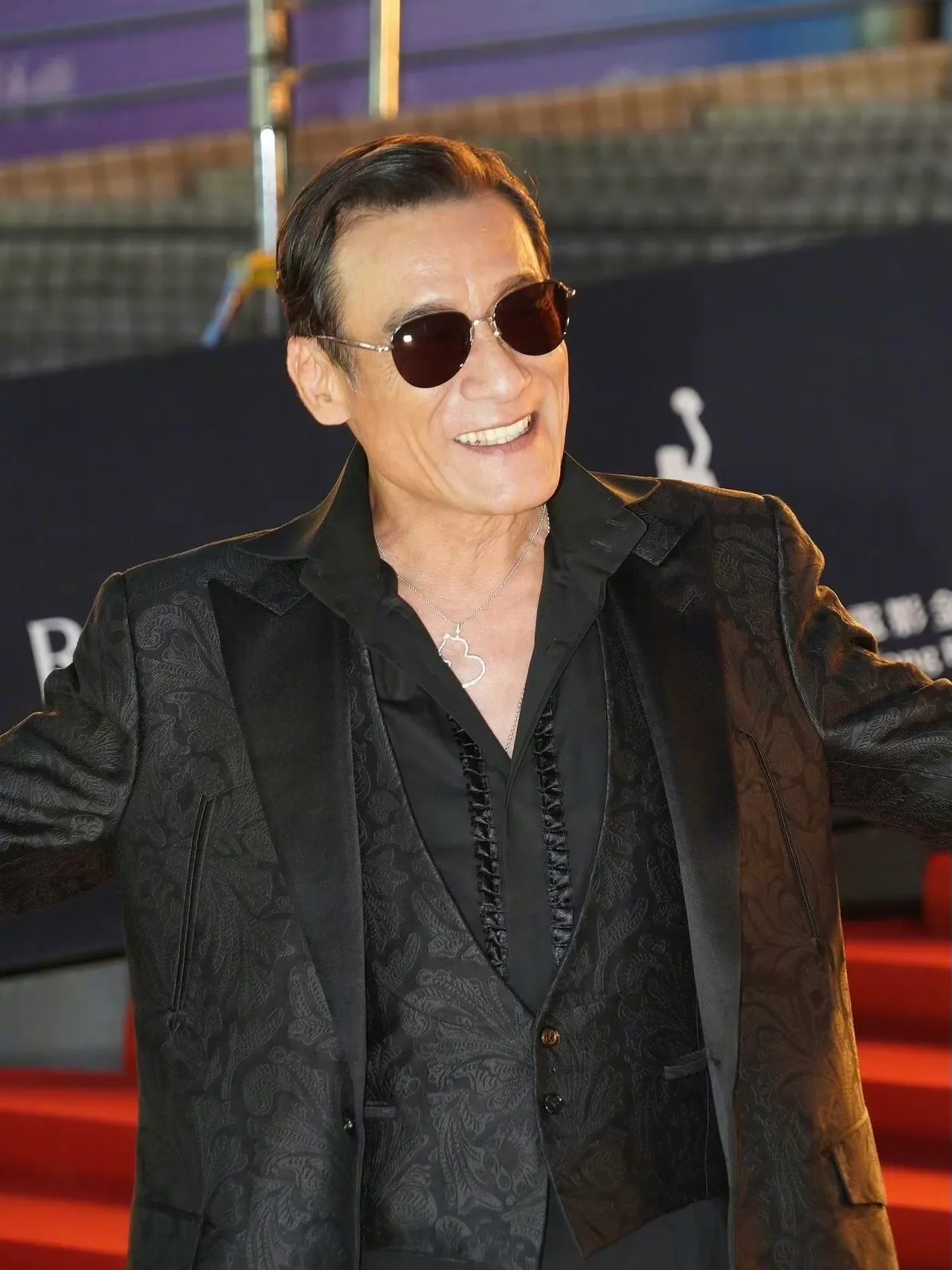 梁家輝的紅毯造型以深黑色西裝配上Wulu Grande 18K玫瑰金鑲鑽吊墜。品牌提供