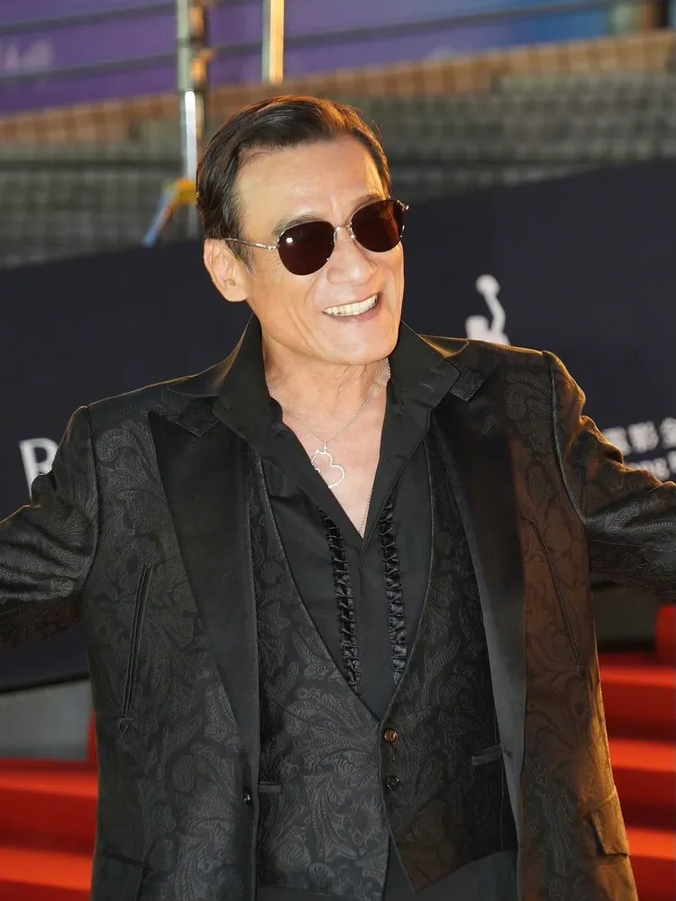 梁家輝的紅毯造型以深黑色西裝配上Wulu Grande 18K玫瑰金鑲鑽吊墜。品牌提供