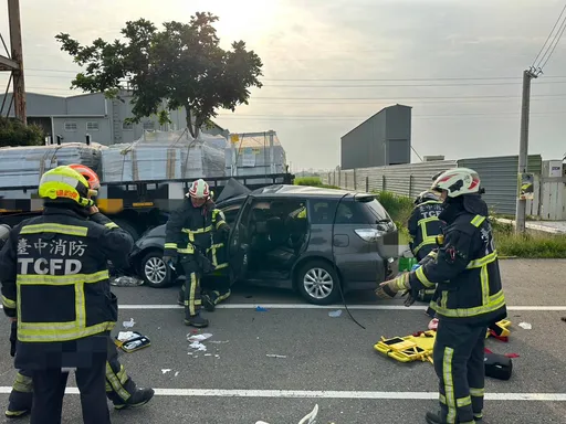開車自撞路邊貨車害死女友、友人2條命　台中男肇逃1天落網
