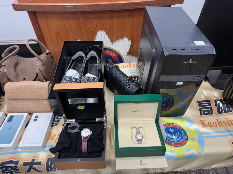 警方查扣名錶、名牌包等證物。翻攝畫面