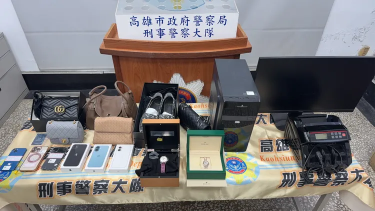 警方查扣虛擬貨幣冷錢包、點鈔機、手機、監視器、USB隨身碟、贓款及高級車輛等犯罪證物。翻攝畫面