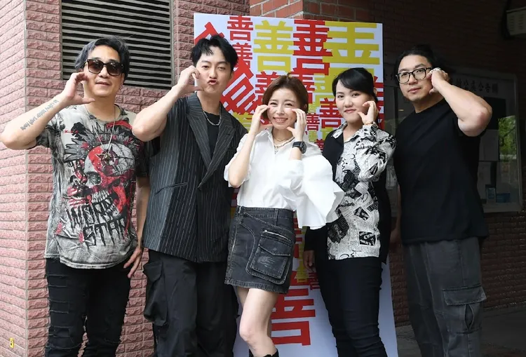 王瞳、霸氣樂團。網紅與善的距離提供